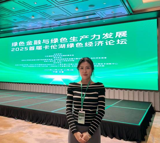 图片包含 人, 户外, 绿色, 男人描述已自动生成