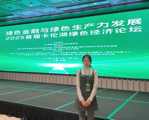 图片包含 院子, 球拍, 球, 播放器描述已自动生成