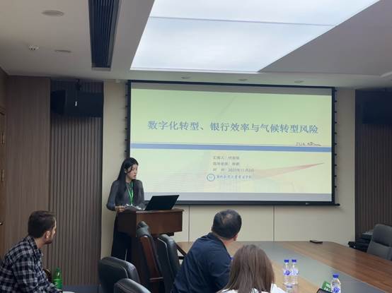 会议室里的人们描述已自动生成