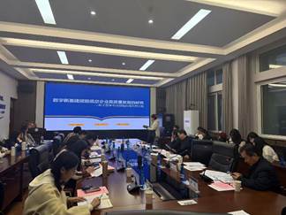 人们在看台上的人在餐厅里AI 生成的内容可能不正确。