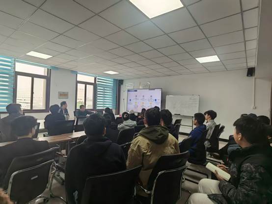 会议室里的人们描述已自动生成