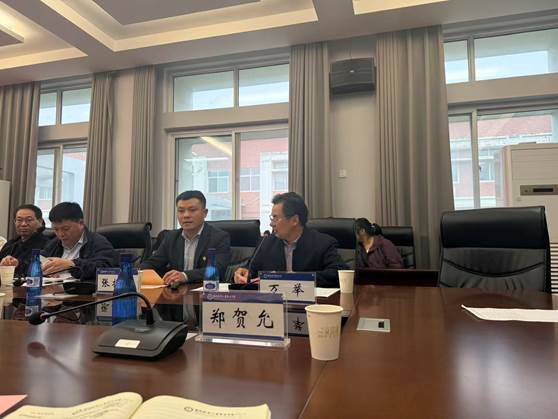 会议室里的人们AI 生成的内容可能不正确。